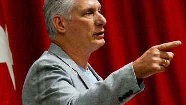 ARCHIVO - El presidente cubano Miguel Díaz-Canel pronuncia un discurso en el Palacio de Convenciones de La Habana, Cuba, el 20 de marzo de 2026. (Adalberto Roque/Pool Foto vía AP, Archivo)