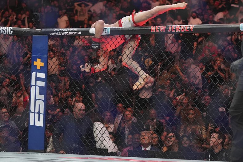 El georgiano Merab Dvalishvili corre a saludar al presidente Donald Trump tras ganar una pelea por el cetro gallo ante Sean OMalley en la función UFC 316, el sábado 7 de junio de 2025 en Newark, Nueva Jersey (AP Foto/Frank Franklin II)