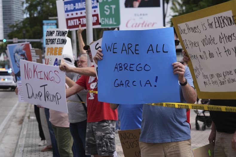 Varias personas sostienen letreros durante una protesta contra el gobierno del presidente estadounidense Donald Trump, el sábado 19 de abril de 2025, en Miami. (AP Foto/Lynne Sladky)