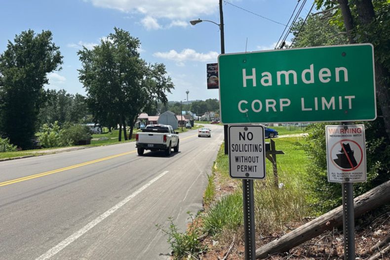 La carretera hacia la aldea de Hamden, Ohio, el 1 de julio del 2026. (AP foto/Julie Carr Smyth)