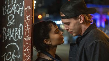 Esta imagen publicada por Sony Pictures Entertainment muestra a Zoë Kravitz, a la izquierda, y Austin Butler en una escena de Caught Stealing. (Niko Tavernise/Sony Pictures Entertainment via AP)