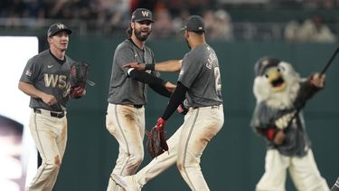 El jardinero de los Nacionales de Washington, Jesse Winker, centro, y el segunda base de los Nacionales de Washington, Luis García Jr., (2), a la derecha, se dan la mano al final de su juego de béisbol contra los Orioles de Baltimore en el Nationals Park en Washington, el martes 7 de mayo de 2024. Los Nacionales vencieron 3-0 a los Orioles. El jardinero de los Nacionales de Washington, Jacob Young, está a la izquierda. (AP Foto/Susan Walsh)