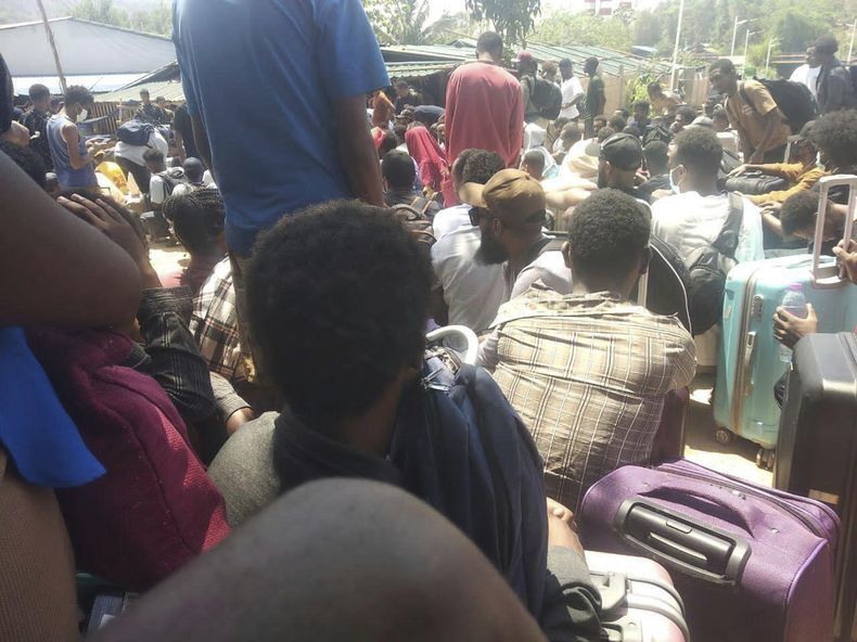 Hombres y mujeres rescatados de tramas de estafas en Myanmar se sientan en un campamento del Ejército Budista Democrático Karen en Kyaukhat, Myanmar, el 13 de abril de 2025, tras su intento de fuga, para hablar de sus opciones de volver a casa. (AP Foto)