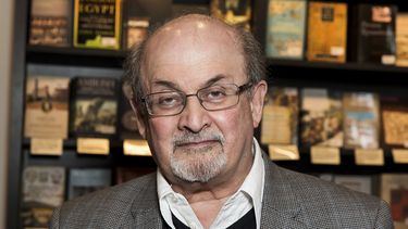 Salman Rushdie conectado a respirador artificial tras ataque