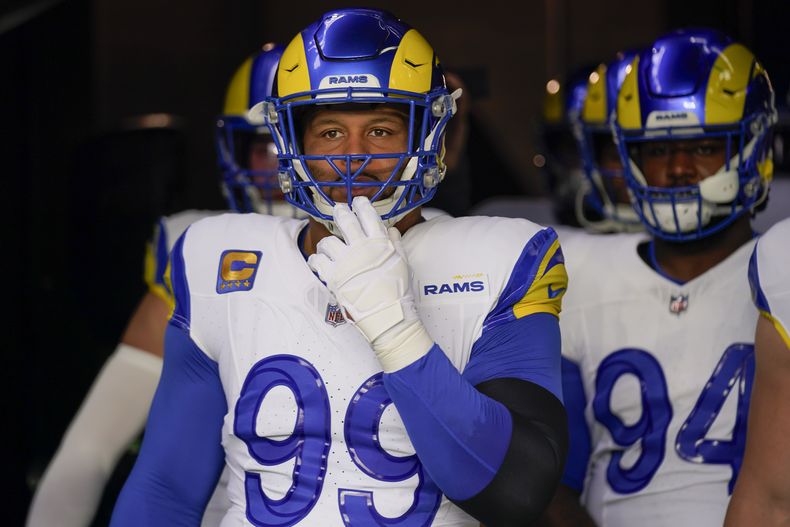 ARCHIVO - El tackle defensivo Aaron Donald (99) de los Rams de Los Ángeles previo a un partido ante los Giants de Nueva York, el domingo 31 de diciembre de 2023, en East Rutherford, Nueva Jersey. (AP Foto/Seth Wenig)