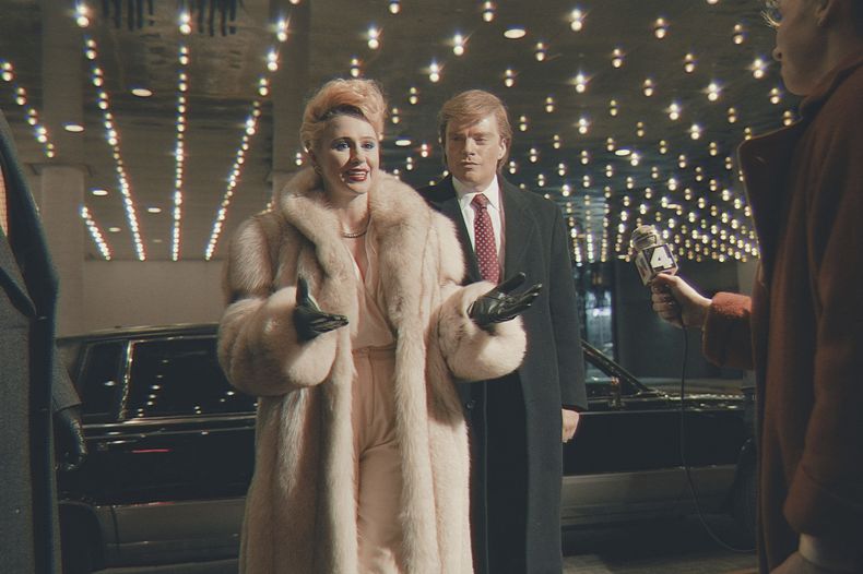 Esta imagen proporcionada por Briarcliff Entertainment muestra a Maria Bakalova, izquierda, y Sebastian Stan en una escena de la película The Apprentice. (Pief Weyman/Briarcliff Entertainment vía AP)