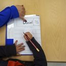 ARCHIVO - Tania Ortiz, profesora auxiliar del programa Head Start de Easterseals, ayuda a un alumno a practicar el escribir su nombre, el 29 de enero de 2025, en Miami. (AP Foto/Rebecca Blackwell, archivo)