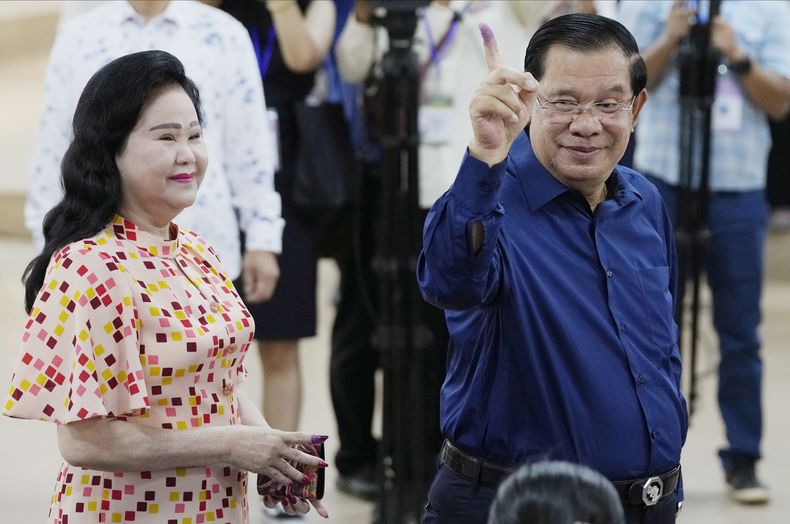 El primer ministro camboyano Hun Sen después de votar en Takhmua, provincia Kandal, al sudeste de Nom Pen, Camboya, el 23 de julio de 2023. (Foto AP/Heng Sinith)