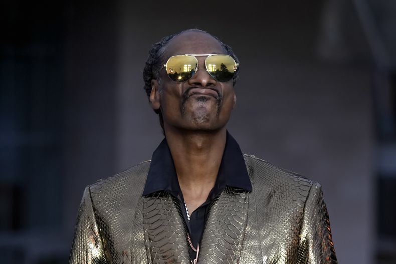 Snoop Dogg a su llegada a la Fundación Louis Vuitton en vísperas de la ceremonia de apertura de los Juegos Olímpicos de París, en los Juegos Olímpicos de Verano de 2024, el jueves 25 de julio de 2024, en París, Francia. (Foto AP/Rebecca Blackwell)