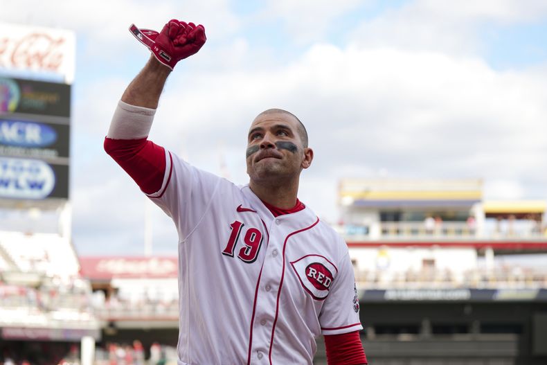 Joey Votto de los Rojos de Cincinnati agradece a los aficionados luego de ser sustituido en la octava entrada del juego ante los Piratas de Pittsburgh, en Cincinnati. Domingo 24 de septiembre de 2023. (AP Foto/Aaron Doster)