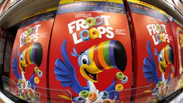 ARCHIVO - Cajas de cereales Froot Loops de Kelloggs se exhiben en un supermercado Target en Pittsburgh, el 16 de noviembre de 2022. (Foto AP/Gene J. Puskar, Archivo)