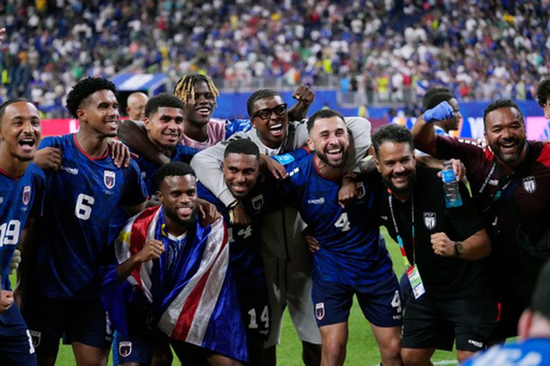 Jugadores de Cabo Verde celebran tras avanzar a la siguiente ronda de la Copa Mundial tras el empate 0-0 con Arabia Saudí en el Grupo H el viernes 26 de junio del 2026. (AP Foto/David J. Phillip)