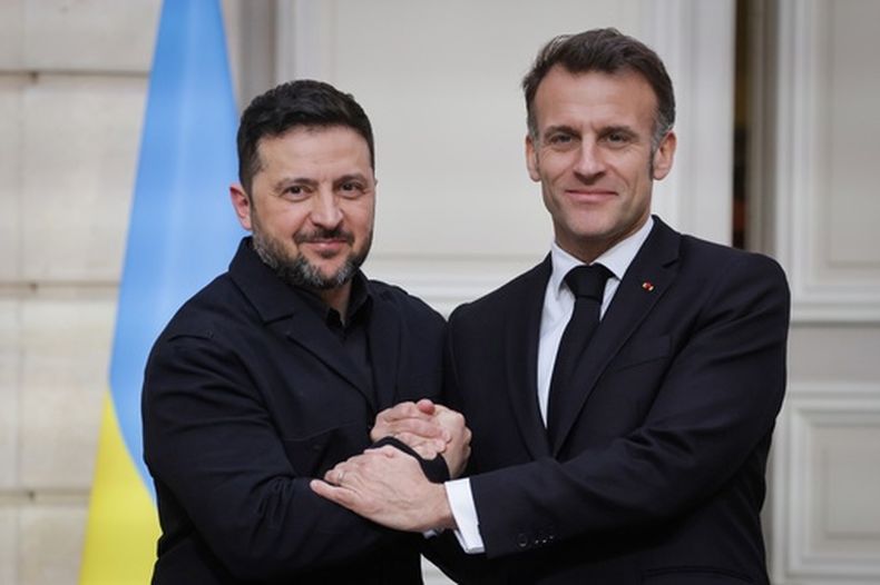 El presidente ucraniano Volodymyr Zelenskyy, izquierda, posa al lado de su homólogo francés Emmanuel Macron durante una rueda de prensa conjunta tras una reunión bilateral en el Palacio del Elíseo en París, el viernes 13 de marzo de 2026. (Ludovic Marin/Pool Photo vía AP)