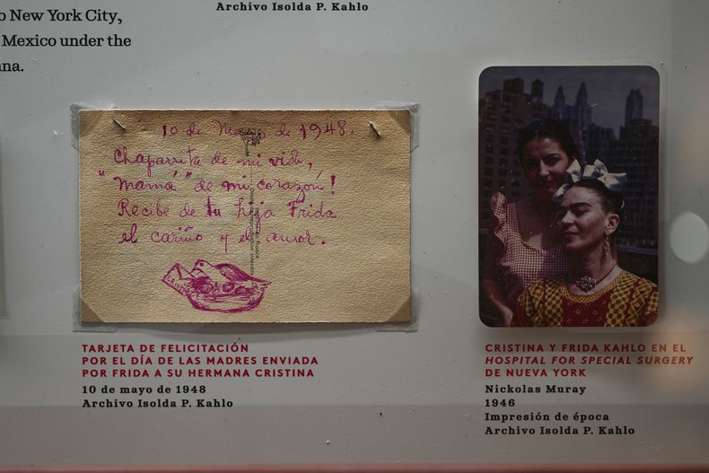 Tarjeta del Día de la Madre de Frida Kahlo a su hermana Cristina y una foto de 1946 de ellas juntas en Nueva York están en exhibición en el nuevo museo Casa Kahlo, una casa comprada por el padre de Kahlo después de darle la icónica Casa Azul a su hija como regalo de bodas, en la Ciudad de México, el miércoles 10 de septiembre de 2025. (Foto AP/Eduardo Verdugo)