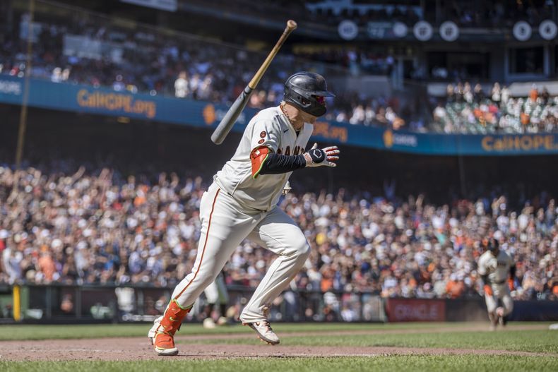 Joc Pederson de los Gigantes de San Francisco pega un sencillo para la victoria en la 11ma entrada del encuentro ante los Medias Rojas de Boston el domingo 30 de julio del 2023. (AP Foto/John Hefti)