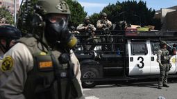 ARCHIVO - Oficiales hacen guardia durante una protesta, el 14 de junio de 2025, en Los Ángeles. (Foto AP/Ethan Swope, Archivo)