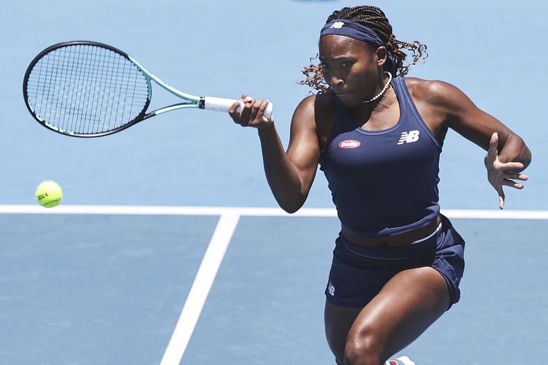 La estadounidense Coco Gauff hace una devolución ante la checa Brenda Fruhvirtova en el torneo de Auckland, Nueva Zelanda, el jueves 4 de enero de 2024 (David Rowland/Photosport via AP)