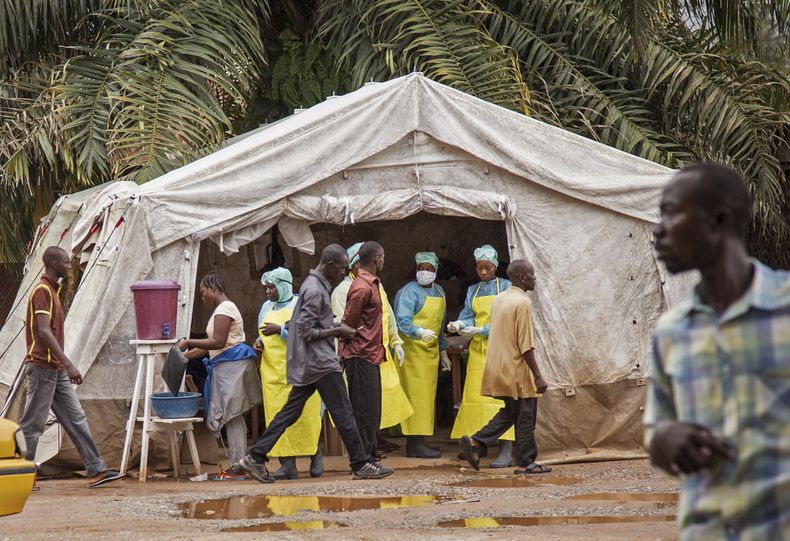 En fotograf&iacute;a del s&aacute;bado 9 de agosto de 2014 se ve a trabajadores sanitarios haciendo an&aacute;lisis para descartar contagios de &eacute;bola antes de entrar al hospital gubernamental Kenema en Sierra Leona. (Foto de AP/Michael Duff)