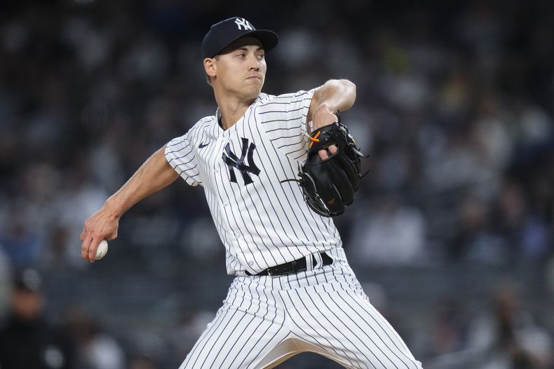 ARCHIVO - En foto del 22 de septiembre del 2023, el abridor de los Yanquis de Nueva York Luke Weaver trabaja el juego ante los Diamondbacks de Arizona. El viernes 2 de febrero del 2024, anuncian que los Yanquis tendrán dos juegos de pretemporada en México enfrentando a los Diablos Rojos en marzo. (AP Foto/Frank Franklin II, Archivo)