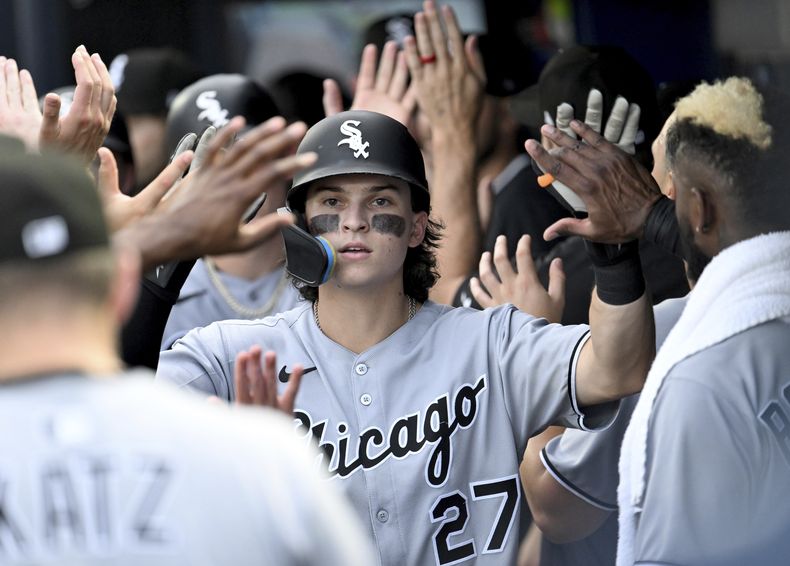 Brooks Baldwin, de los Medias Blancas de Chicago, celebra después de batear un jonrón de tres carreras durante la segunda entrada del juego de béisbol de Grandes Ligas frente a los Rays de Tampa Bay, el lunes 21 de julio de 2025, en Tampa, Florida. (AP Foto/Jason Behnken)