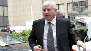 americateve | En esta foto del 24 de octubre del 2013 se ve al primer ministro checo Jiri Rusnok llegando a una cumbre de la Uni&oacute;n Europea. La televisi&oacute;n checa recogi&oacute; un di&aacute;logo que mantuvo Rusnok con el ministro de defensa Vlastimil Picek