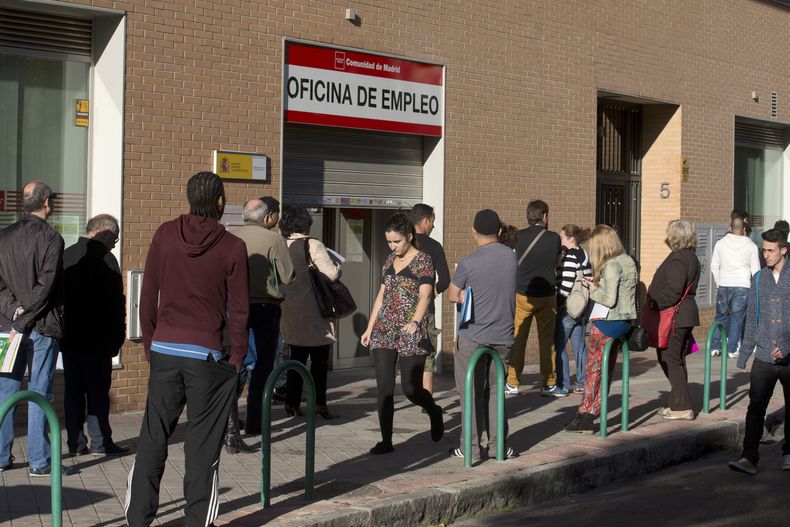 Varias personas hacen fila afuera de una oficina de registro de empleos en Madrid, Espa&ntilde;a, el martes 29 de abril de 2014. La oficina nacional de estad&iacute;sticas inform&oacute; que el pa&iacute;s experiment&oacute; el crecimiento m&aacute;s r&aa