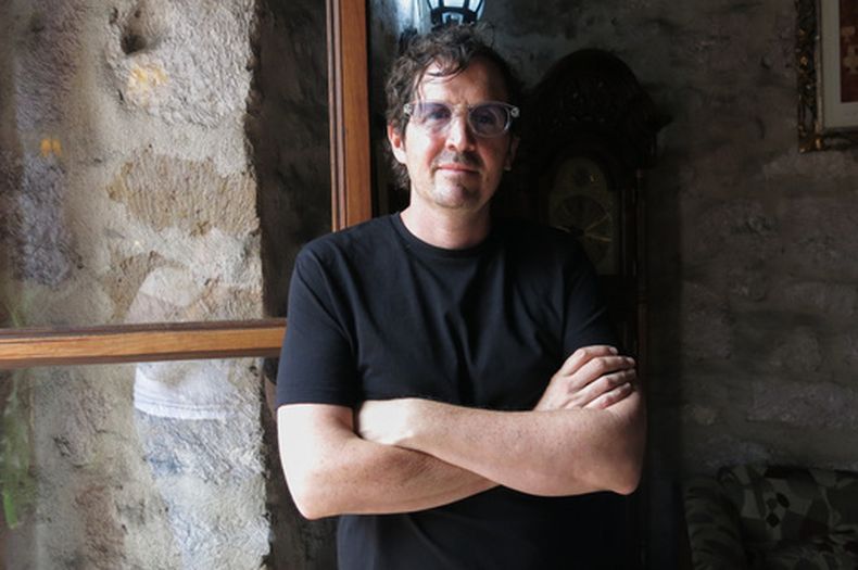 El cineasta mexicano Joaquín del Paso, de la película El jardín que soñamos, posa para una fotografía durante una entrevista en el Festival de Cine de Morelia, en México, el sábado 17 de octubre de 2026. (Foto AP/Berenice Bautista)