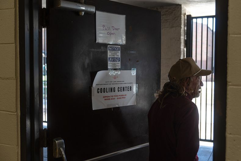 Daniel Aragonez sale de un centro de enfriamiento en Los Ángeles, el viernes 31 de julio de 2026. (AP Foto/Jae C. Hong)
