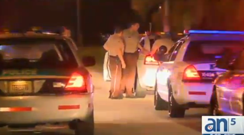 La policía de Miami Dade intensificó la búsqueda de un grupo de hombres armados que esta madrugada irrumpió en una casa del suroeste del condado.