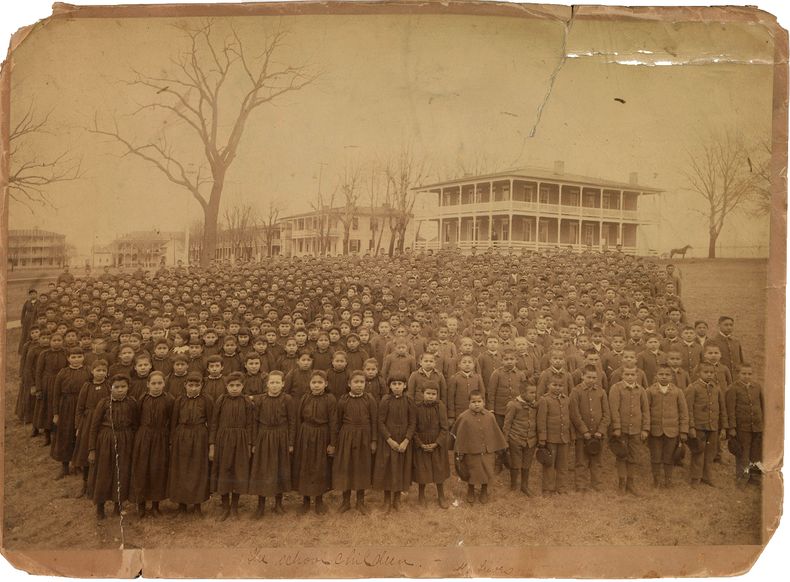 Foto entregada por el Centro de Recursos Digitales de la Escuela Indígena Carlisle que muestra la clase de 1892 de la Escuela Indígena Industrial en el campus de la escuela en Carlisle, Pensilvania. (John N. Choate via AP)