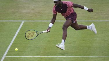 Frances Tiafoe devuelve ante Sebastian Korda en el torneo del Queens Club, el miércoles 21 de junio de 2023. (Adam Davy/PA vía AP)