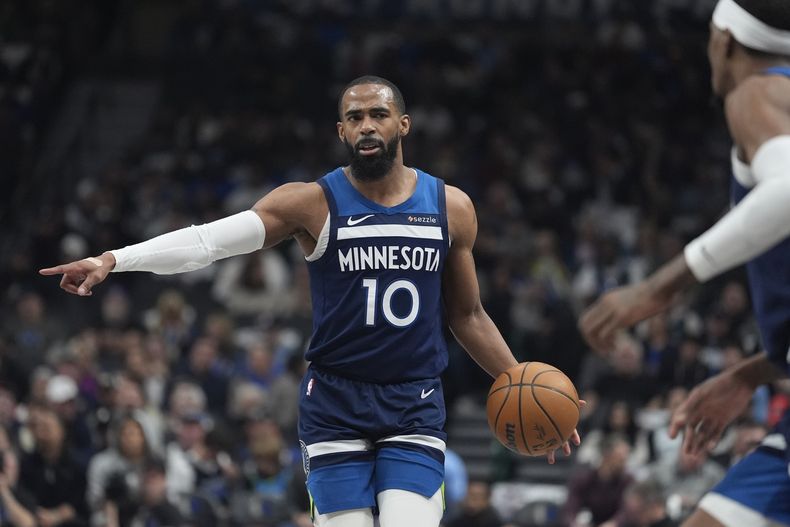Mike Conley, de los Timberwolves de Minnesota, da una indicación a los compañeros durante el primer medio del encuentro ante los Mavericks de Dallas, el miércoles 22 de enero de 2025 (AP Foto/LM Otero)