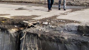 americateve | Agentes de seguridad inspeccionan los da&ntilde;os causados al puente Muthana, sobre el r&iacute;o Tigris, en el norte de Bagdad, Irak, el mi&eacute;rcoles 26 de marzo de 2014. Un atacante suicida estrell&oacute; el martes su veh&iacute;culo cargado con e