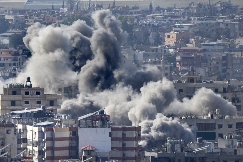 Una nube de humo se alza entre edificios impactados en un ataque aéreo israelí en Dahiyeh, en el suburbio sureño de Beirut, en Líbano, el jueves 14 de noviembre de 2024. (AP Foto/Hussein Malla)