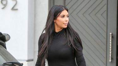 kim kardashian, el vestido plateado y la extrana silla que causaron polemica en instagram