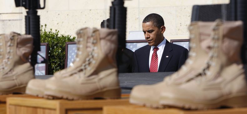 El presidente Barack Obama se dirige hacia su asiento antes de un servicio en memoria en la base militar de Fort Hood, Texas, el 10 de noviembre de 2010. Obama regresa a esta base para lamentar la muerte de varias personas tras un ataque en el lugar. (AP