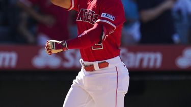 El venezolano Luis Rengifo, de los Angelinos de Los Ángeles, festeja tras conseguir un jonrón ante los Yanquis de Nueva York, el miércoles 19 de julio de 2023 (AP Foto/Ashley Landis)