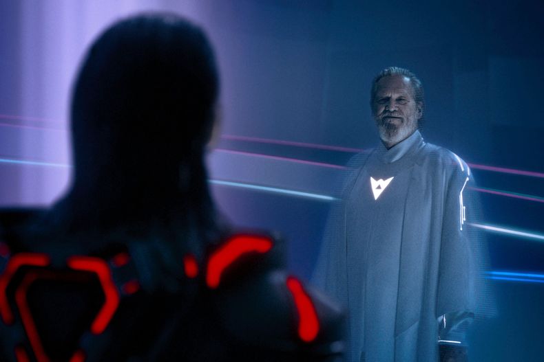 Esta imagen publicada por Disney muestra a Jared Leto, a la izquierda, y Jeff Bridges en una escena de Tron: Ares. (Disney via AP)