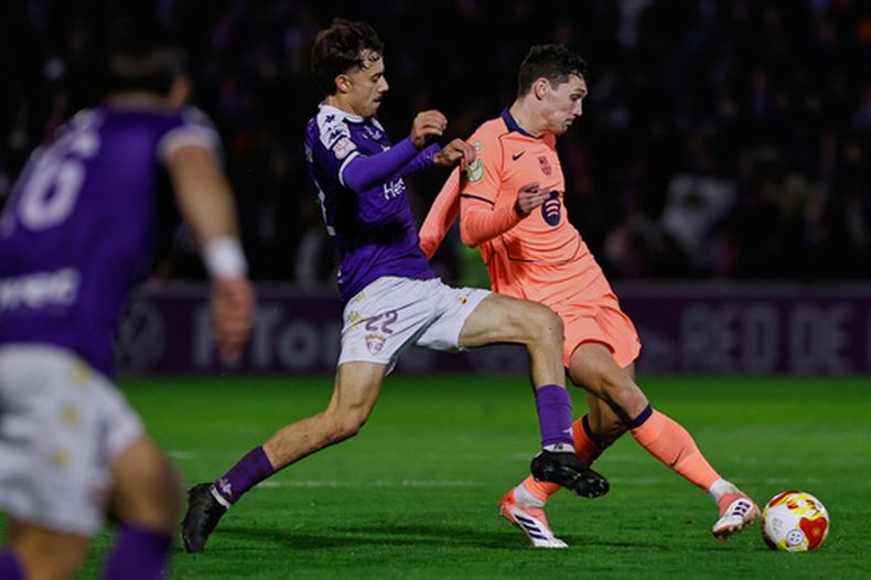 Samu Mayo de Guadalajara, pelea por el balón con Andreas Christensen del Barcelona en el encuentro de la Copa del Rey el martes 16 de diciembre del 2025. (AP Foto/Rudy Garcia)