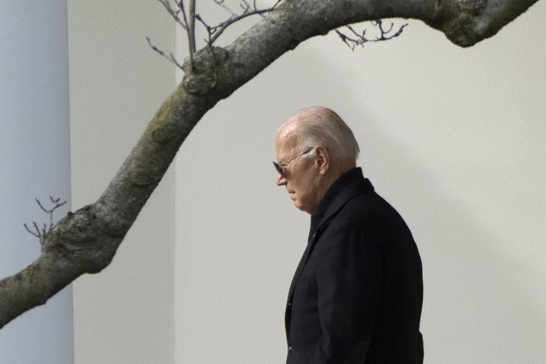 ARCHIVO - El presidente Joe Biden camina en el jardín de la Casa Blanca para abordar el helicóptero Marine One el 12 de enero de 2024.Biden está convocando a los principales líderes del Congreso a la Casa Blanca. La reunión del miércoles por la tarde se produce cuando los senadores se acercan a un acuerdo de inmigración histórico que podría desbloquear la estancada ayuda a Ucrania, Israel y otros aliados de Estados Unidos. (AP Photo/Mark Schiefelbein, File)