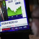 Una televisión muestra información financiera en el piso de remates de la Bolsa de Valores de Nueva York, el lunes 14 de julio de 2025. (AP Foto/Seth Wenig)