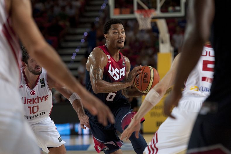 Derrick Rose de Estados Unidos conduce el bal&oacute;n durante el partido ante Turqu&iacute;a por el Grupo C del Mundial de b&aacute;squetbol el domingo 31 de agosto de 2014. (AP Foto/Alvaro Barrientos)