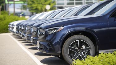 Una hilera de camionetas SUV 2023 son puestas a la venta en una concesionaria de Mercedes Benz, el martes 8 de agosto de 2023, en Loveland, Colorado. (AP Foto/David Zalubowski)