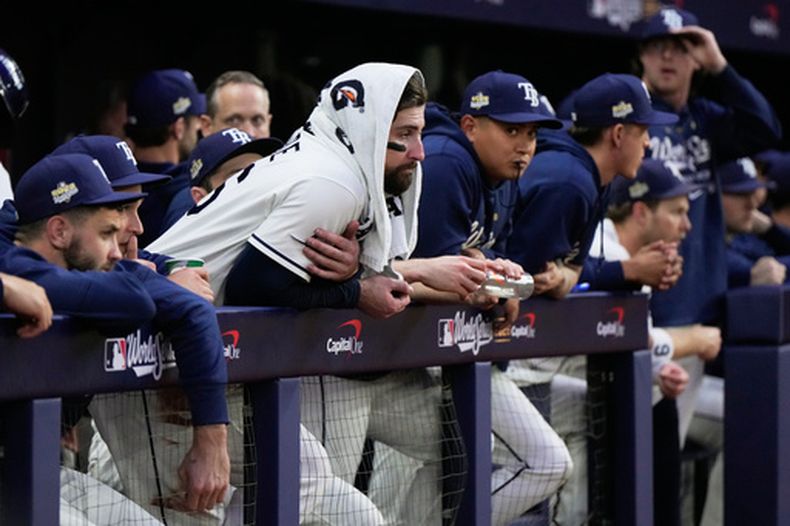 Los Rays de Tampa Bay durante el noveno inning del quinto juego de la Serie Mundial contra los Cerveceros de Milwaukee, el miércoles 28 de octubre de 2026, en St. Petersburg, Florida. (AP Foto/Ashley Landis)