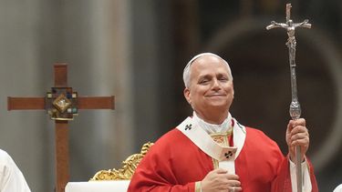 El papa León XIV celebra una misa en la Basílica de San Pedro, en el Vaticano, el jueves 8 de octubre de 2026, con motivo de la inauguración anual del curso académico de las universidades pontificias, acto que reúne a las 22 instituciones pontificias de Roma y a muchas otras de todo el mundo. (AP Foto/Gregorio Borgia)