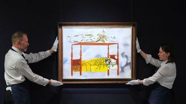 ARCHIVO - Un cuadro de Frida Kahlo titulado El sueño (La cama) se exhibe en las salas de subastas de Sothebys en Londres, el 19 de septiembre de 2025. La pintura, estimada entre 40 y 60 millones de dólares estadounidenses, forma parte de una colección de obras maestras surrealistas presentada antes de su próxima venta en Nueva York. (Foto AP/Kirsty Wigglesworth, archivo)