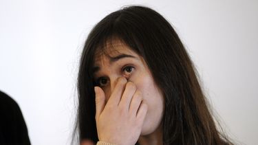 americateve | La pianista Laia Mart&iacute;n se seca una l&aacute;grima en la corte de Girona, Espa&ntilde;a, viernes 15 de noviembre de 2013. Un fiscal pidi&oacute; 20 meses de prisi&oacute;n para Mart&iacute;n y la prohibici&oacute;n de tocar el piano profesionalment
