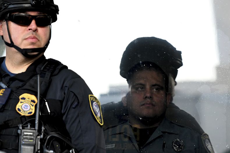 Un agente del Departamento de Seguridad Nacional resguarda el Edificio Federal Robert Young durante una marcha, el 18 de junio de 2025, en Los Ángeles. (AP Foto/Wally Skalij, Archivo)