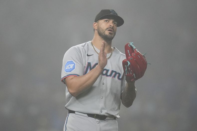 El venezolano Jesús Tinoco, de los Marlins de Miami, festeja la victoria de su equipo sobre los Cachorros de Chicago, el miércoles 14 de mayo de 2025 (AP Foto/Erin Hooley)