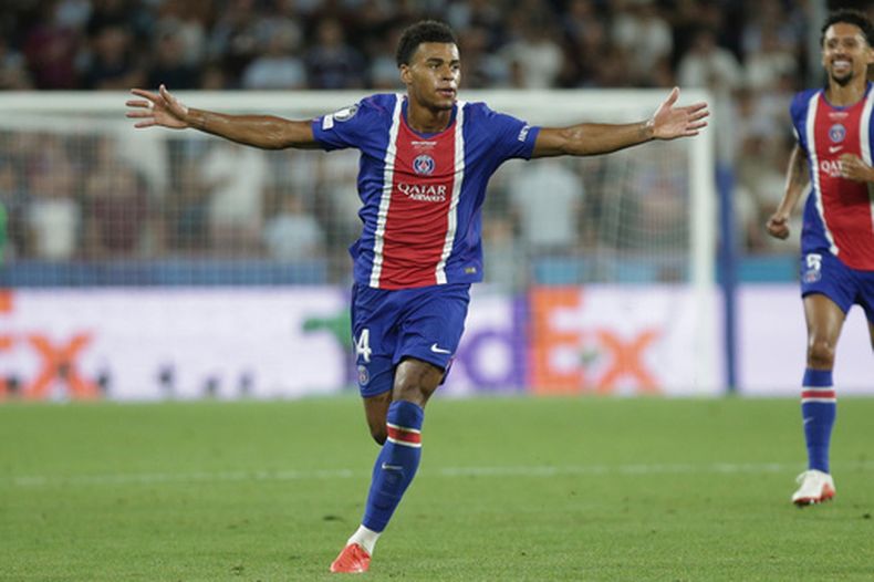 El jugador del PSG, Désiré Doué, celebra tras anotar el segundo gol de su equipo durante el partido de la Supercopa de la UEFA entre el Paris Saint-Germain y el Aston Villa en Salzburgo, Austria, el miércoles 12 de agosto de 2026. (Foto AP/Heinz-Peter Bader)